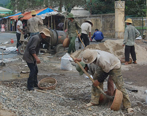 Người dân xóm Hổ 2, xã Ngọc Lương  (Yên Thủy) tích cực đóng góp vật liệu, ngày công làm đường GTNT góp phần xây dựng NTM.