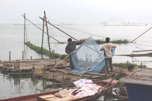 Người dân xóm Điêng, xã Tiền Phong (Đà Bắc) phát triển nghề nuôi cá lồng trên hồ Hòa Bình đem lại hiệu quả kinh tế cao. 

 
