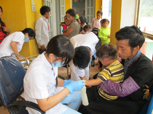 Các y, bác sĩ chăm sóc cho bệnh nhân sởi tại Trạm y tế xã Hang Kia.