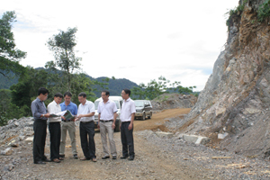 Đoàn công tác Ban Dân tộc tỉnh kiểm tra dự án mở đường lên xóm Đăm, xóm Lài, xã Đồng Nghê (Đà Bắc).