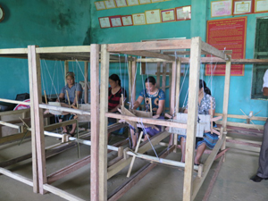 Phụ nữ xã Pà Cò (Mai Châu) làm quen với khung dệt mới được  hỗ trợ từ nguồn vốn của Đại sứ quán Ailen tại Việt Nam.