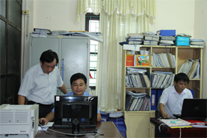 Cán bộ Phòng Nội vụ huyện Lương Sơn ứng dụng CNTT nâng cao hiệu quả công việc.

