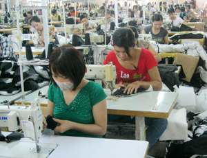 Công ty may xuất khẩu Sông Đà sản xuất hàng trăm nghìn sản phẩm /năm, giải quyết việc làm cho khoảng 400 lao động.