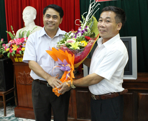 Lãnh đạo Sở Nội vụ tặng hoa chúc mừng đồng chí Nguyễn Ngọc Vân được điều động giữ chức vụ Phó Chủ tịch Liên minh HTX tỉnh.