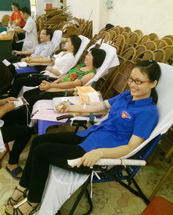 Phạm Thị Ngọc Ánh (người ngoài cùng bên phải) thường xuyên tham gia hiến máu tình nguyện.