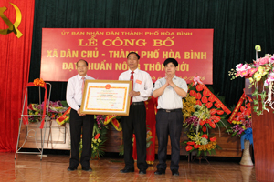 Thay mặt lãnh đạo tỉnh, đồng chí Nguyễn Văn Dũng, Phó Chủ tịch UBND tỉnh trao Bằng công nhận xã đạt chuẩn NTM cho xã Dân Chủ.