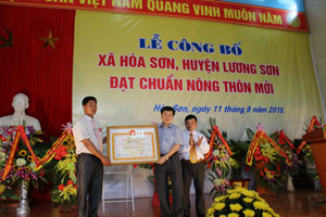 Thay mặt lãnh đạo tỉnh, đồng chí Nguyễn Văn Chương, Phó Chủ tịch UBND tỉnh trao Bằng công nhận xã đạt chuẩn NTM cho xã Hoà Sơn.