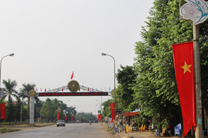 Quốc lộ 6 - đoạn qua thị trấn Cao Phong (Cao Phong) được trang hoàng chào mừng Đại hội đại biểu Đảng bộ tỉnh lần thứ XVI.
