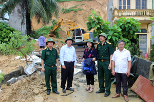 Đồng chí Trần Đăng Ninh, Phó Bí thư TT Tỉnh uỷ trực tiếp chỉ đạo khắc phục hậu quả sạt lở đất tại xóm Dụ 5, xã Mông Hóa.