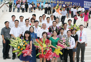 Cán bộ, công nhân viên Công ty CP ĐTPT Anh Kỳ đón nhận giải thưởng Sao vàng đất Việt năm 2013.