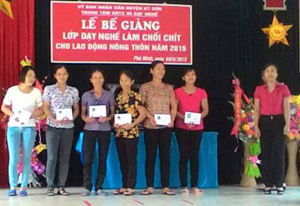 Trung tâm GDTX và Dạy nghề huyện Kỳ Sơn cấp giấy chứng nhận nghề làm chổi chít cho các học viên xã Phú Minh.