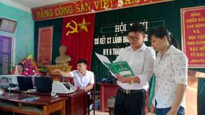 Cán bộ tín dụng NHCSXH huyện Đà Bắc trao đổi nghiệp vụ với tổ trưởng tổ TK&VV xã Cao Sơn. 

