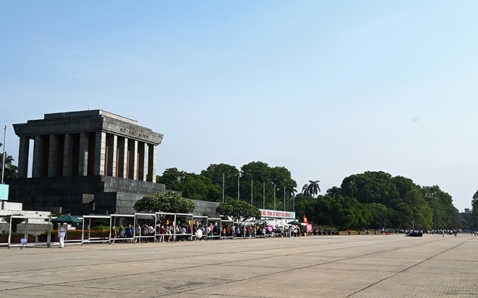 Right from the morning, numerous delegations of visitors queue up in front of the President Ho Chi Minh Mausoleum.