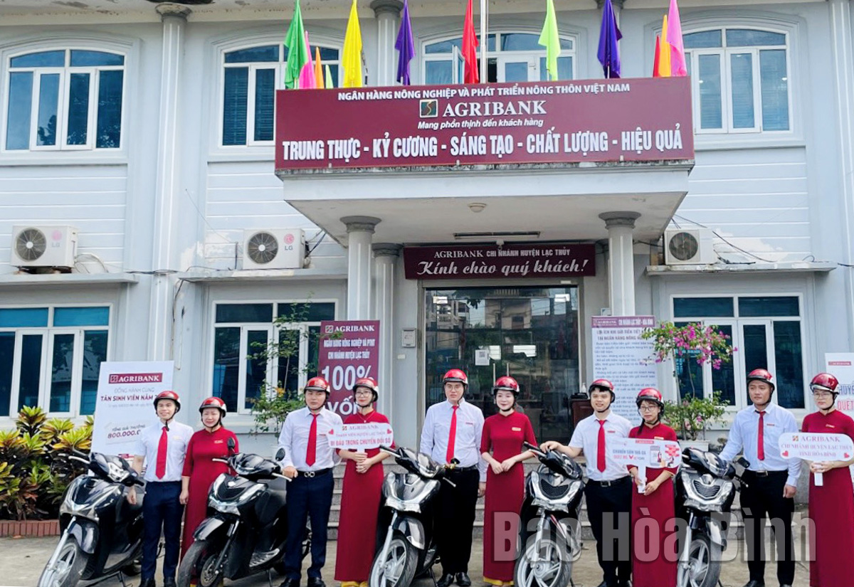 Agribank chi nhánh huyện Lạc Thủy ra quân phủ sóng VIETQR